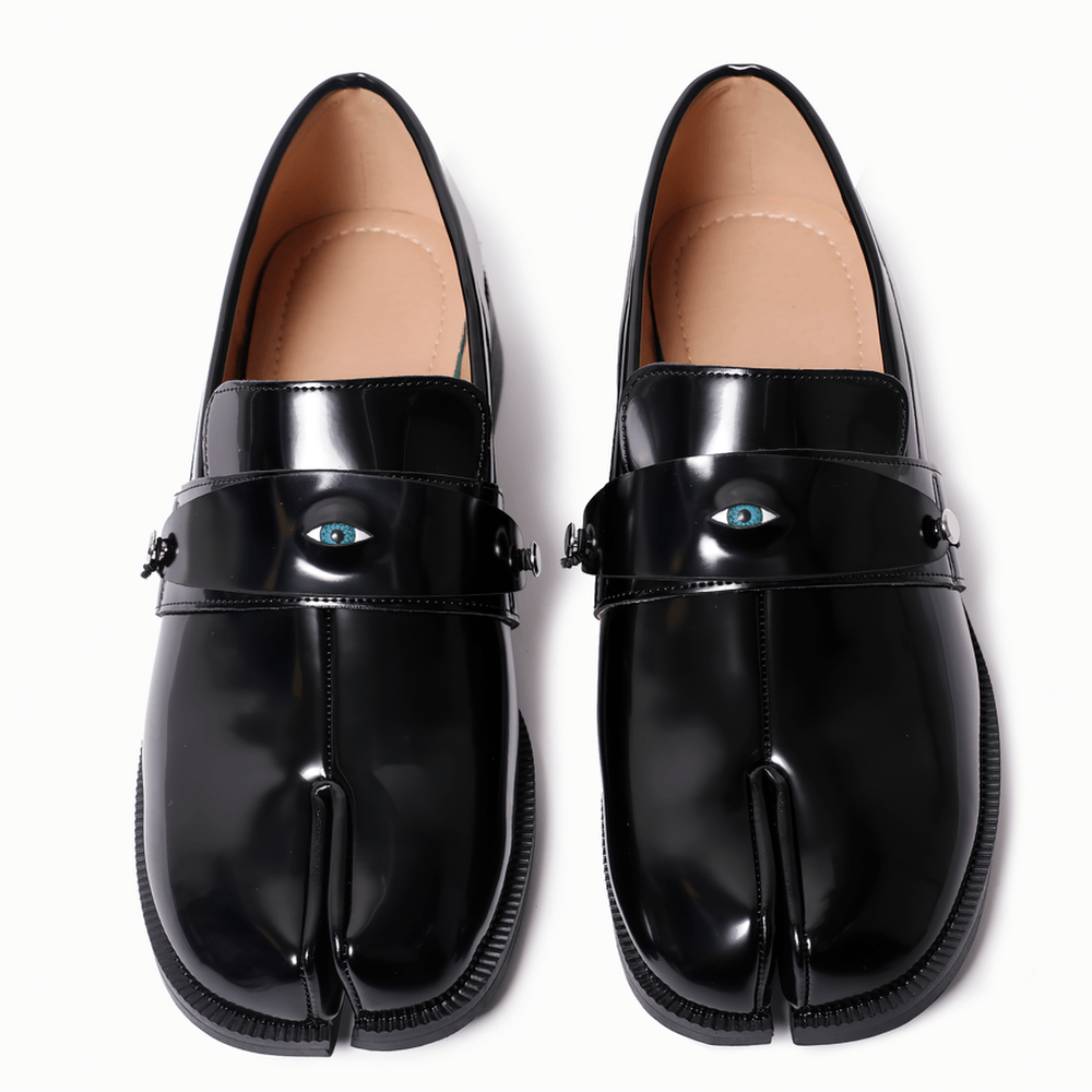 Mocasines góticos negros de mujer con detalle de ojo azul