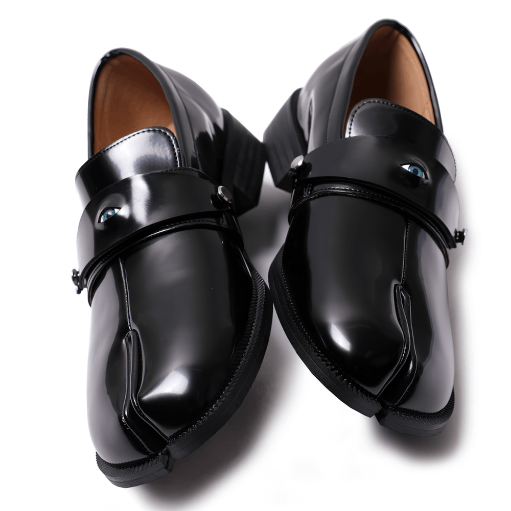 Mocasines góticos negros de mujer con detalle de ojo azul