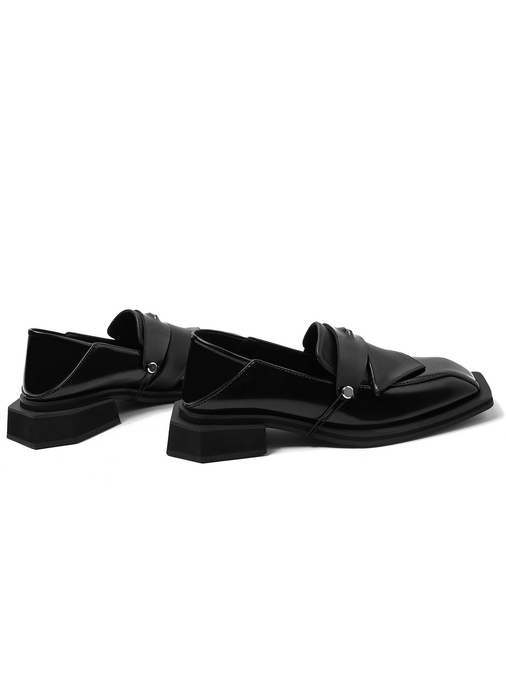 Damen-Loafer im Gothic-Stil aus Lackleder mit Ösenriemen und eckiger Zehenpartie