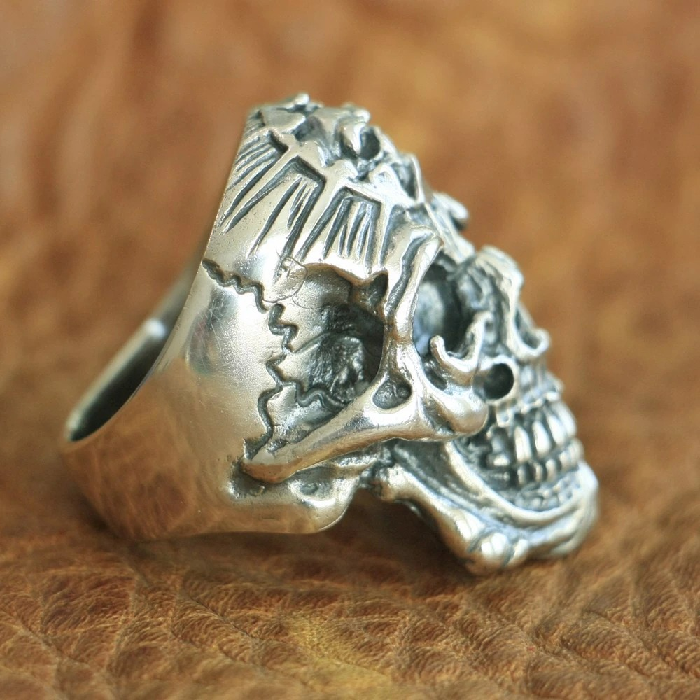 925 sterling silver devil skull ring featuring gothic design, perfect for vintage biker jewelry lovers.