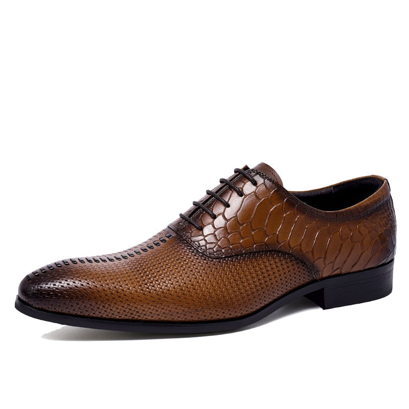 Stylish men's lace-up leather Oxford shoes in brown with textured design, perfect for fashion-forward wardrobes.