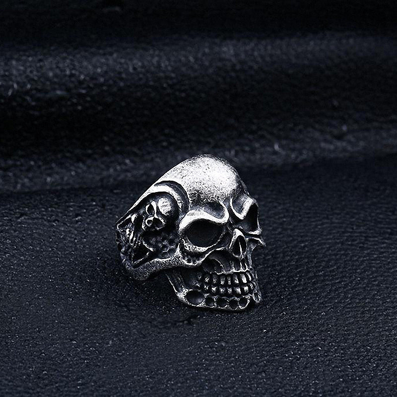 Big Triple Skull Ring in stainless steel with detailed skull design, perfect for rock and biker fashion.