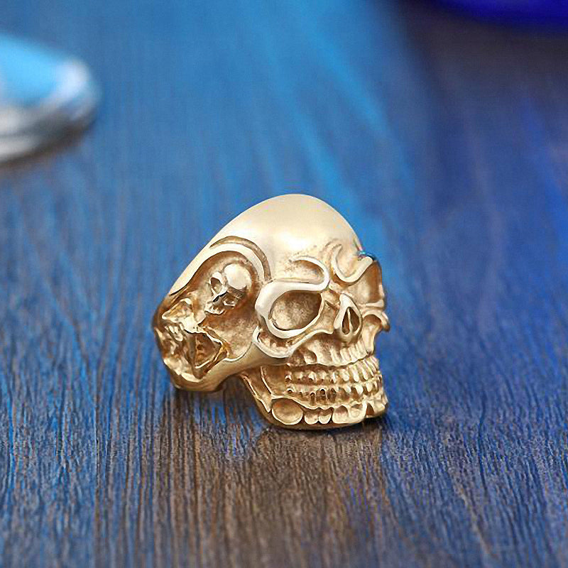 Alternative fashion big triple skull ring in stainless steel, perfect for rock style and biker jewelry lovers.