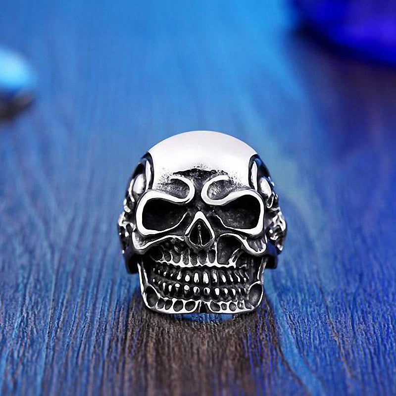 Big triple skull ring in stainless steel, showcasing detailed skull design, perfect for rock style fashion and biker jewelry.