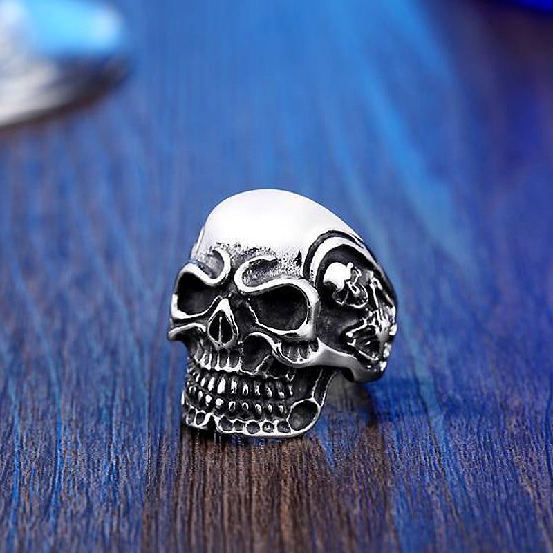 Big triple skull ring in stainless steel, featuring intricate detailing, perfect for rock style enthusiasts.