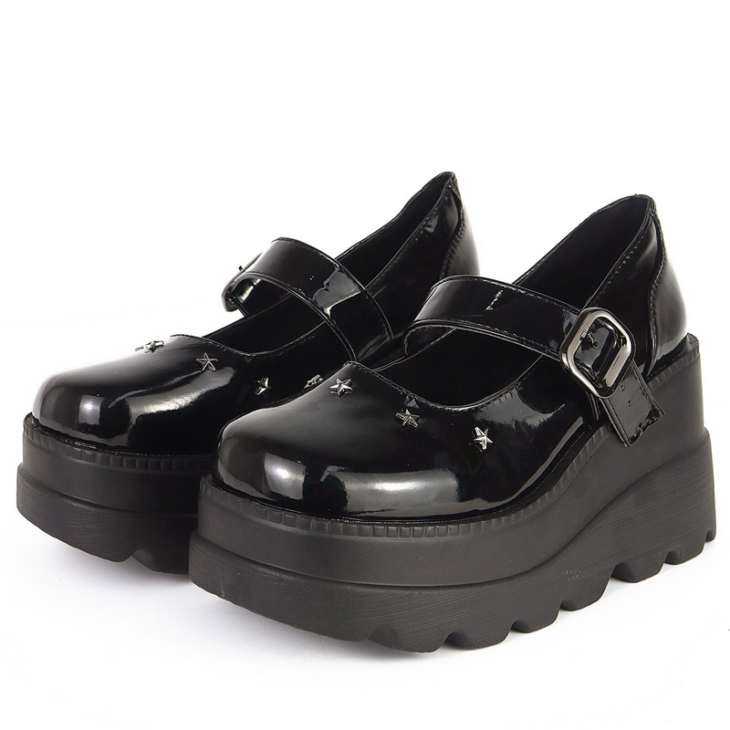 Alternative black leather high pumps with platform and buckle, perfect for Gothic outfits and versatile seasonal wear.