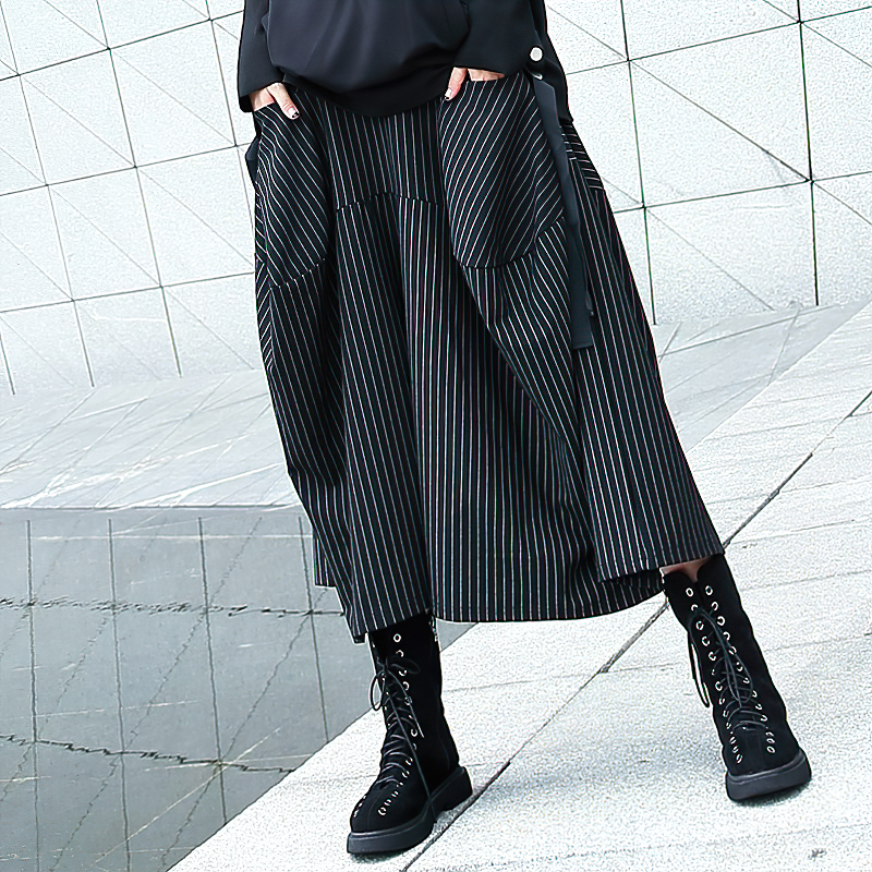 Black long women's skirt with wide leg design and big pockets, perfect for streetwear style.