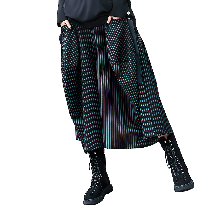 Stylish black long women's skirt with wide leg and big pockets, perfect for streetwear and trendy outfits.