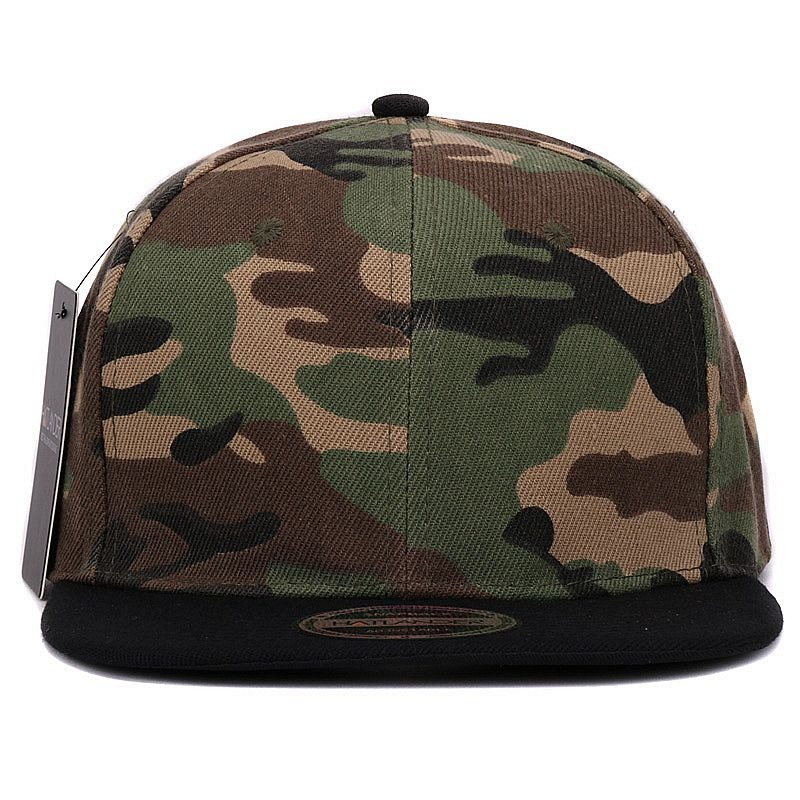 Stylish camouflage snapback cap for men and women, featuring a trendy military design in shades of green and brown.
