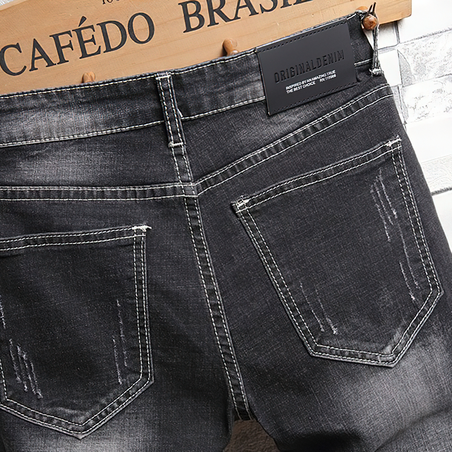 Men's black denim shorts featuring stylish eagle embroidery, perfect for casual wear and versatile outfits.