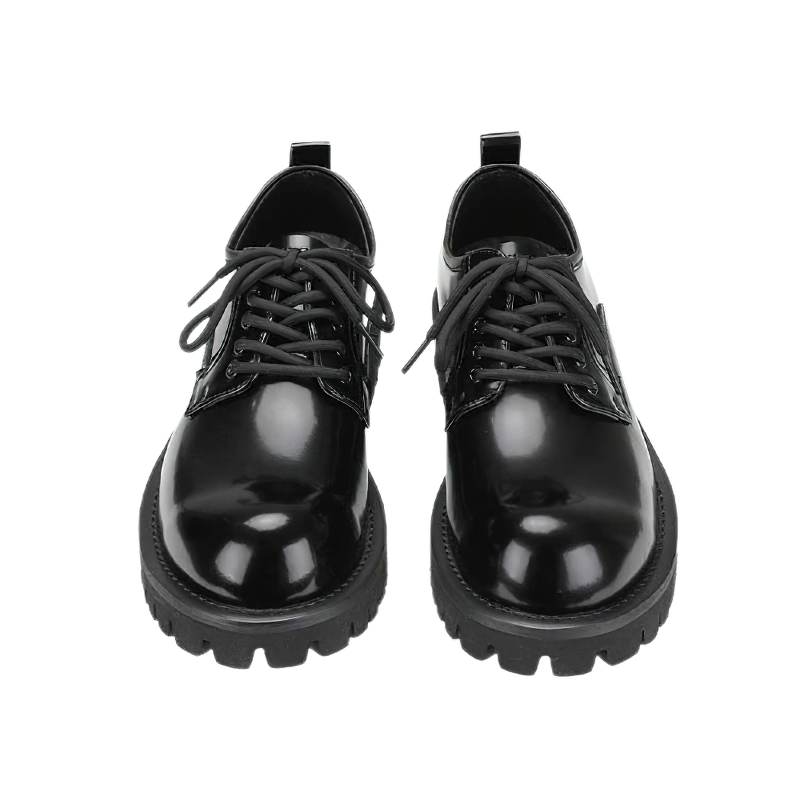 Casual men's black leather shoes with thick soles and laces, perfect for stylish outfits and comfort.