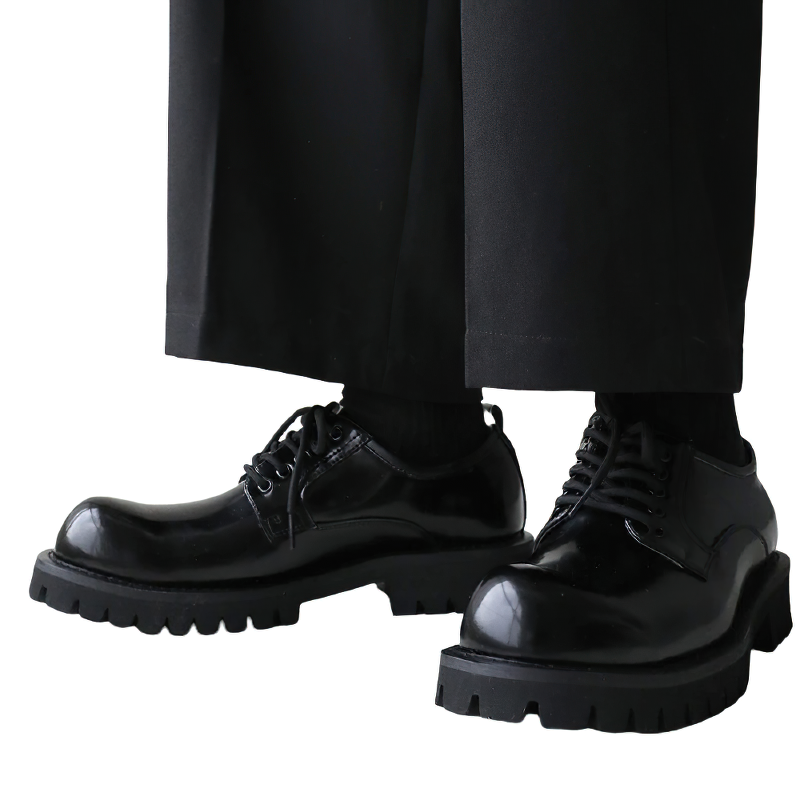 Casual men's black leather shoes with thick sole, stylish footwear perfect for various outfits and occasions.