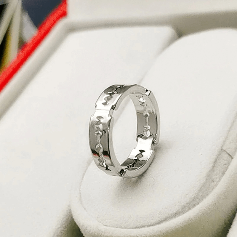 Unisex stainless steel bladed ring in silver color, perfect punk rock accessory for men and women.