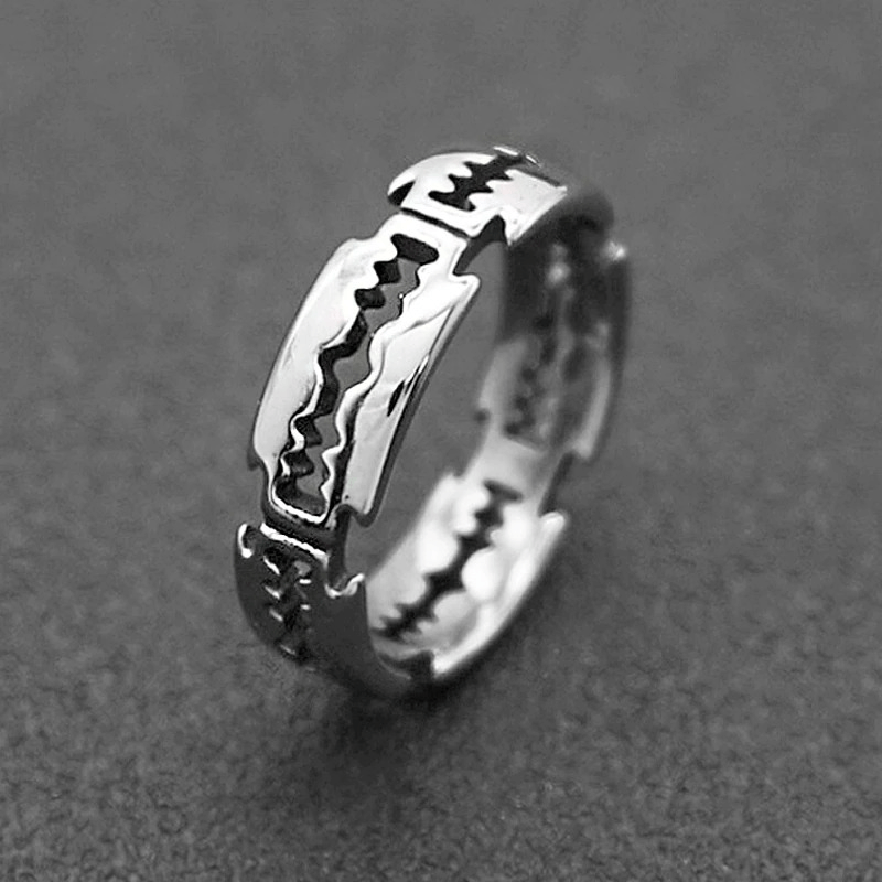 Unisex stainless steel bladed ring in silver, perfect punk rock accessory for men and women, eye-catching design.