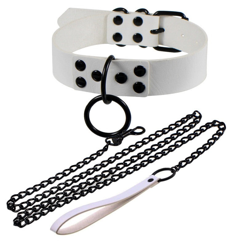 Unisex goth choker in white faux leather with black metal chain, perfect for bondage-themed outfits and parties.