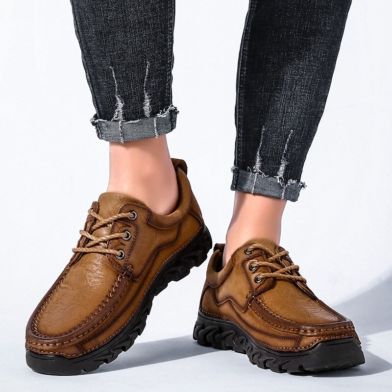 Classic brown leather lace-up shoes for men, ideal for alternative style and versatile enough for meetings.