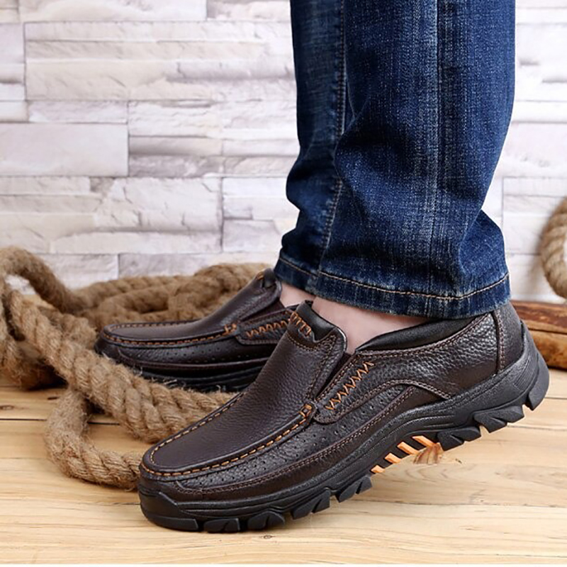Classic men's genuine leather loafers in brown, perfect for casual style and comfort. Ideal for everyday wear.