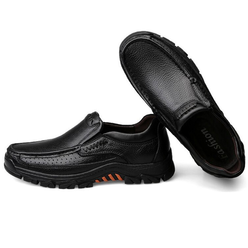 Classic black leather loafers for men with a modern design, perfect for casual or formal occasions.