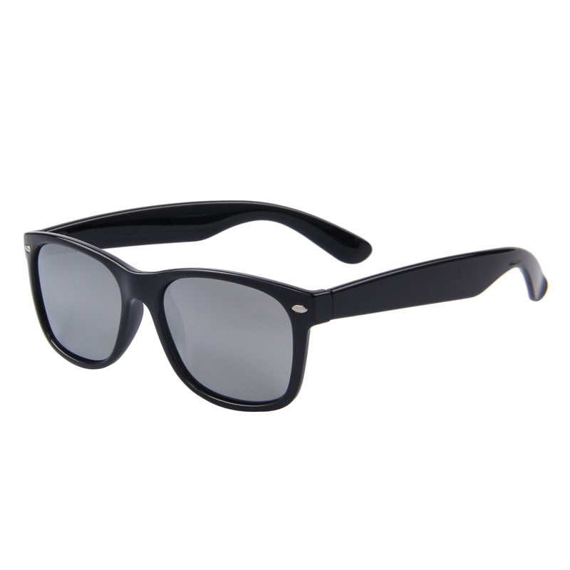 Classic retro polarized sunglasses with UV400 protection and mirrored lenses, perfect for a stylish rock or gothic look.