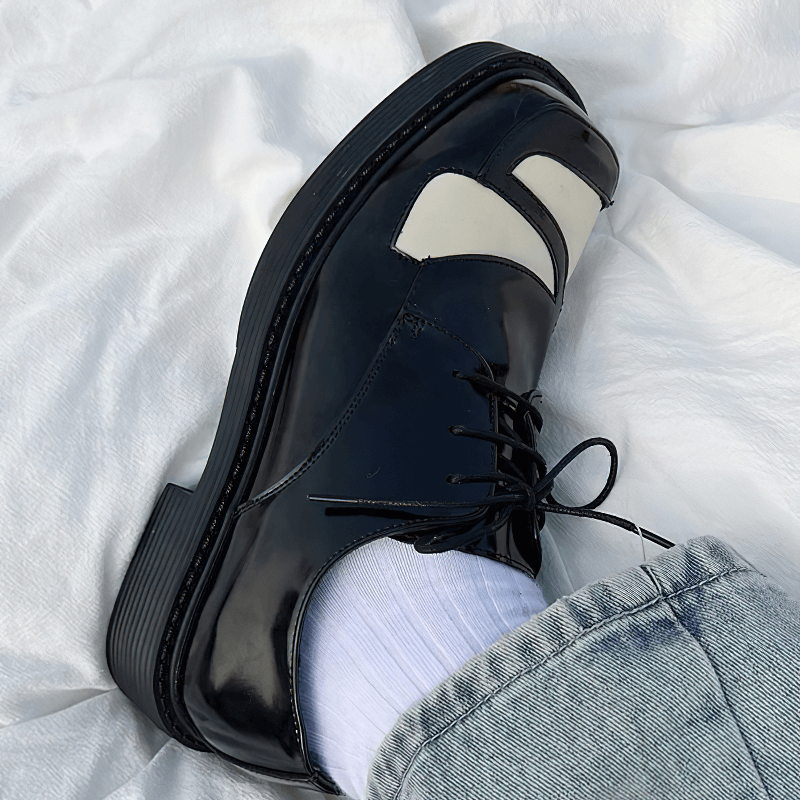Men's classic black and white Derby shoes with square toe, retro style, perfect for elegant outfits.