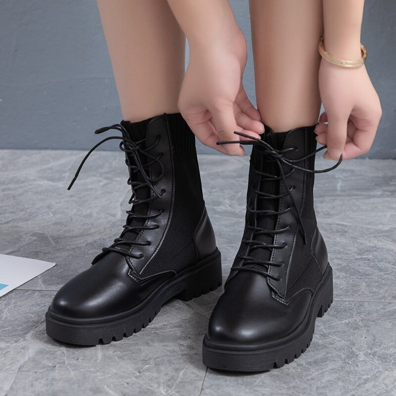 Stylish women's lace-up ankle boots in black, featuring a flexible sole, perfect for casual wear.