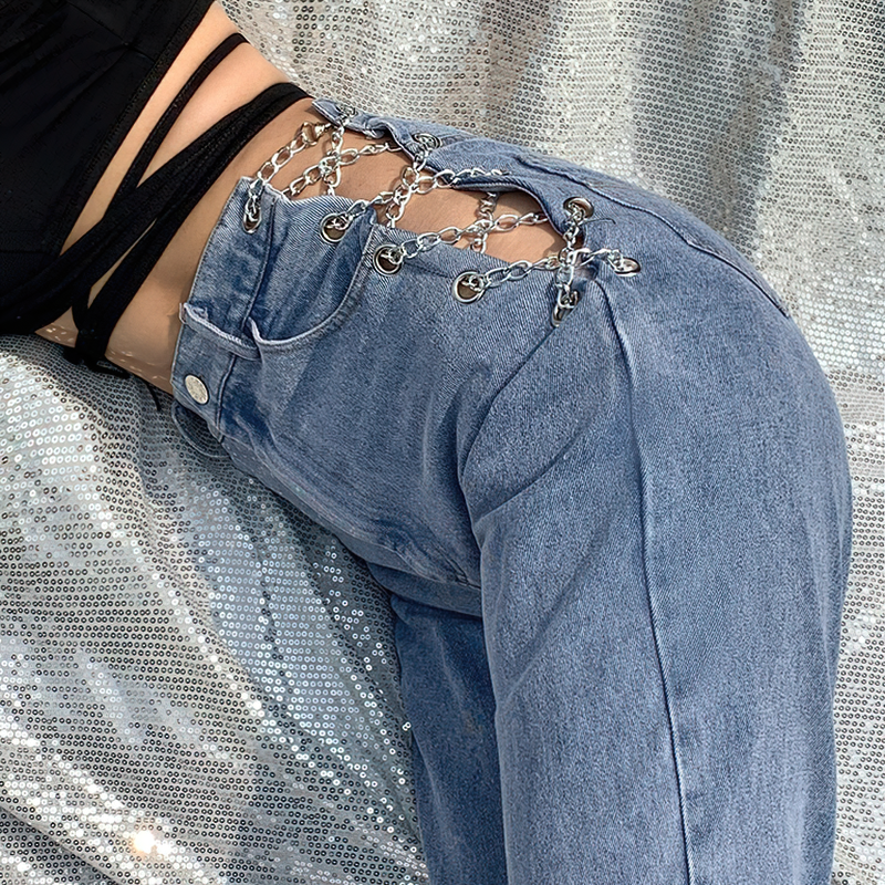 High waist woman's jeans with chain details in casual denim style, perfect for enhancing your trendy wardrobe.