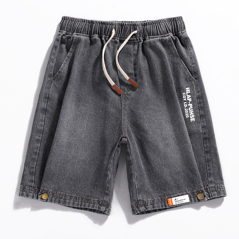 Trendy loose denim shorts for men, featuring pockets and a comfortable mid-waist design.