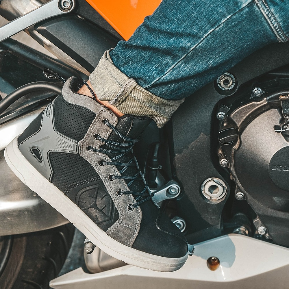 Stylish men's motorcycle boots in black and gray, perfect for alternative style and comfortable riding.