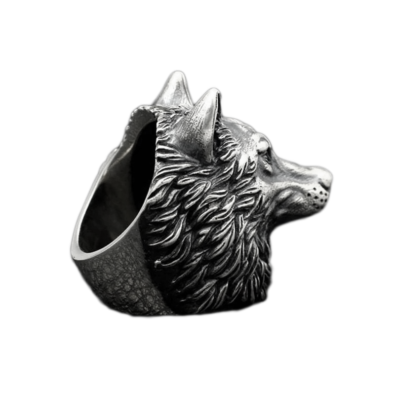 Men's vintage silver wolf head ring, showcasing intricate design and gothic style for a unique jewelry statement.