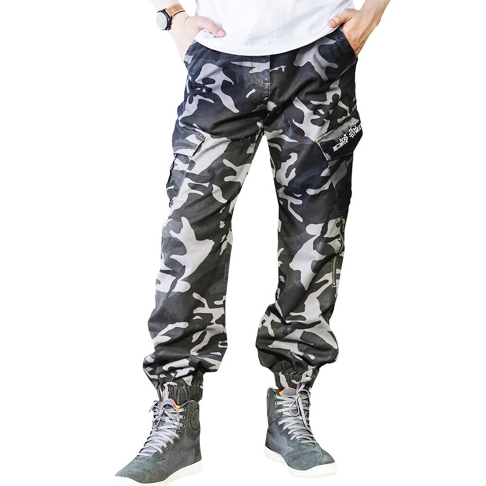 Men's oversized camouflage pants with stylish cut, perfect for trendy military-inspired outfits. Stylish and comfortable fit.
