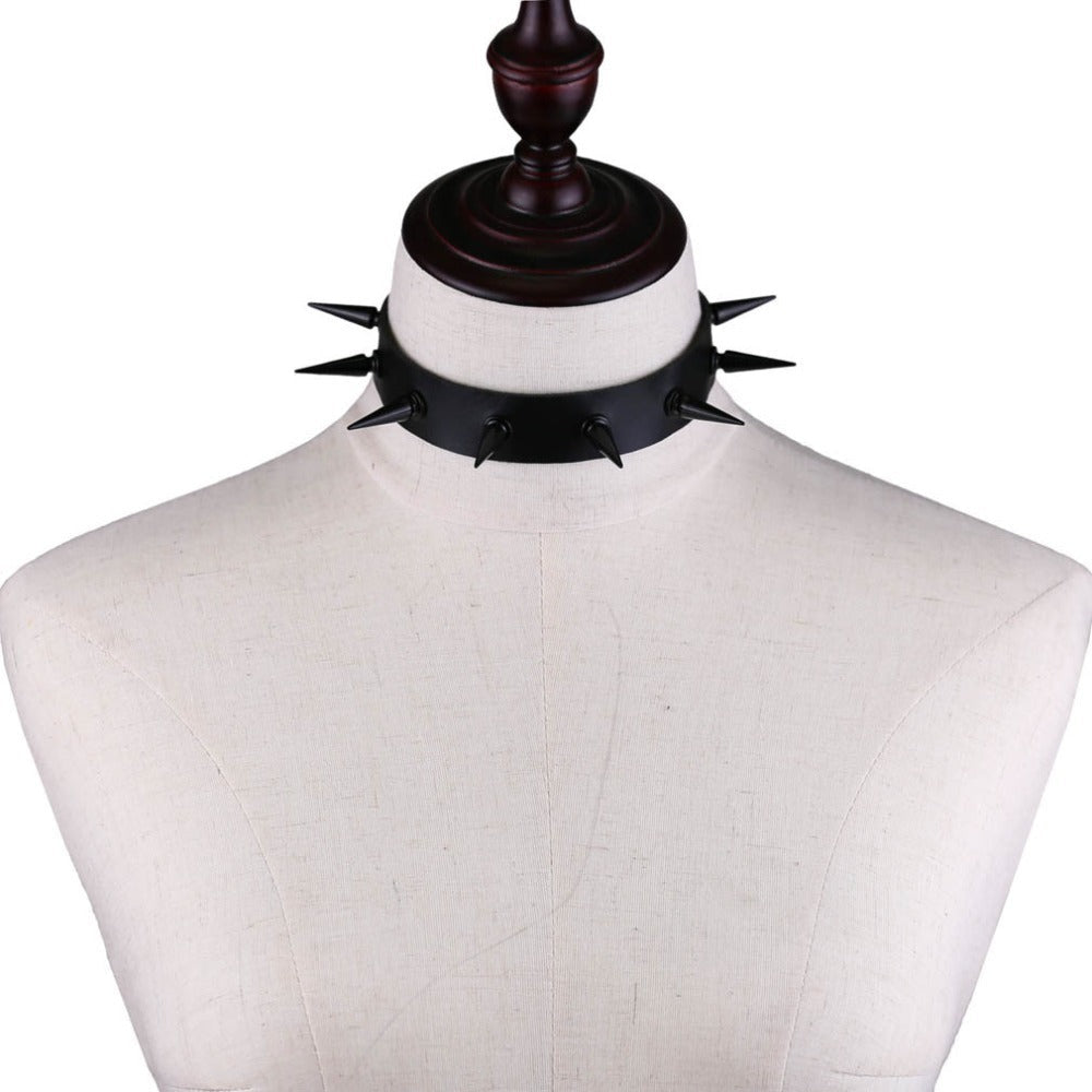 Unisex gothic spiked choker collar featured on a mannequin, perfect for rock and goth outfits.