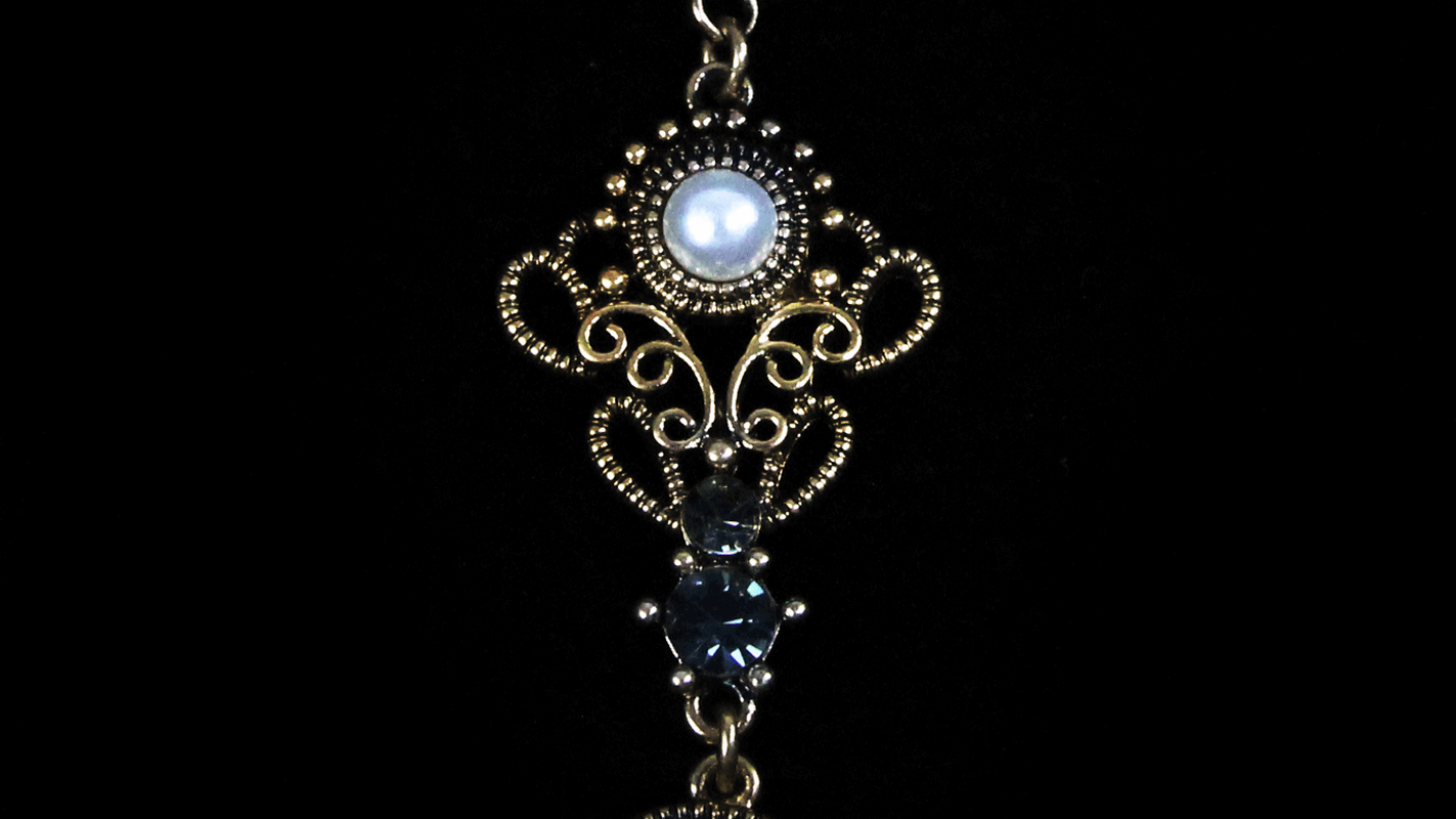 Elegant women's pearl pendant necklace in retro style, featuring intricate design and lustrous stones.