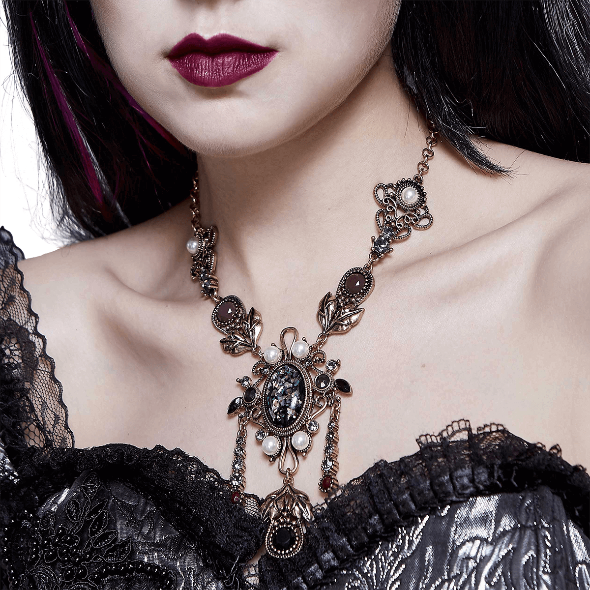 Elegant women's retro necklace featuring pearls and a captivating pendant, perfect for vintage style enthusiasts.