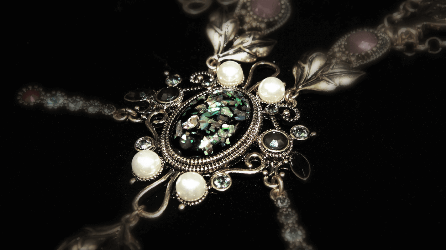 Elegant women's retro pearl and pendant stone necklace, showcasing intricate design and timeless charm.