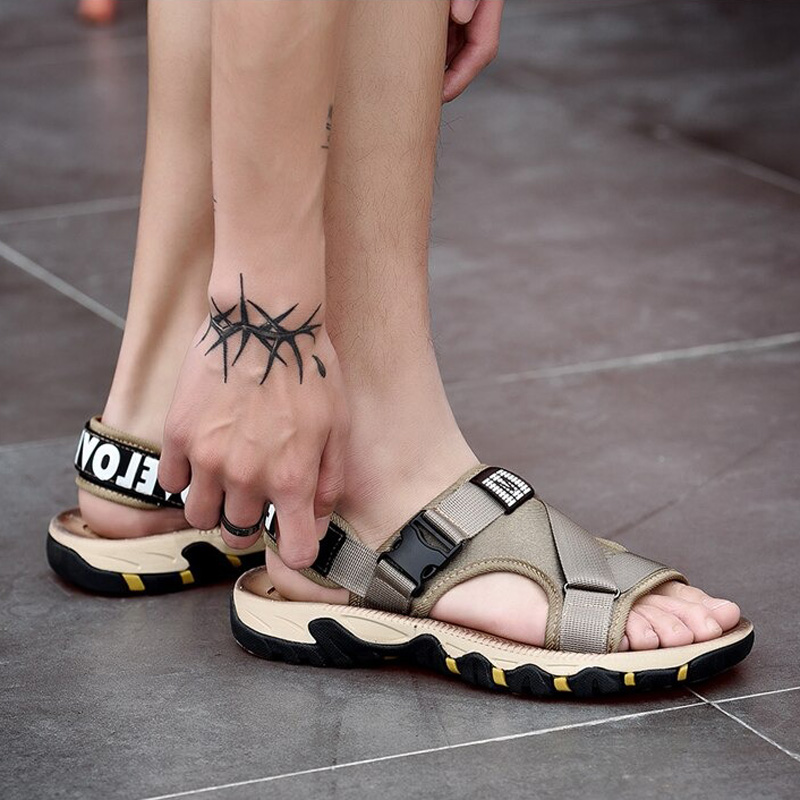 Men's breathable anti-skid sandals with strap, perfect for leisure and stylish outfits.