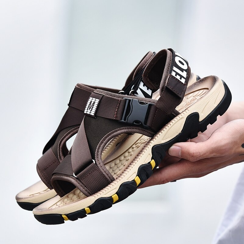 Fashionable anti-skid men's sandals with breathable mesh, perfect for leisure and casual outings.