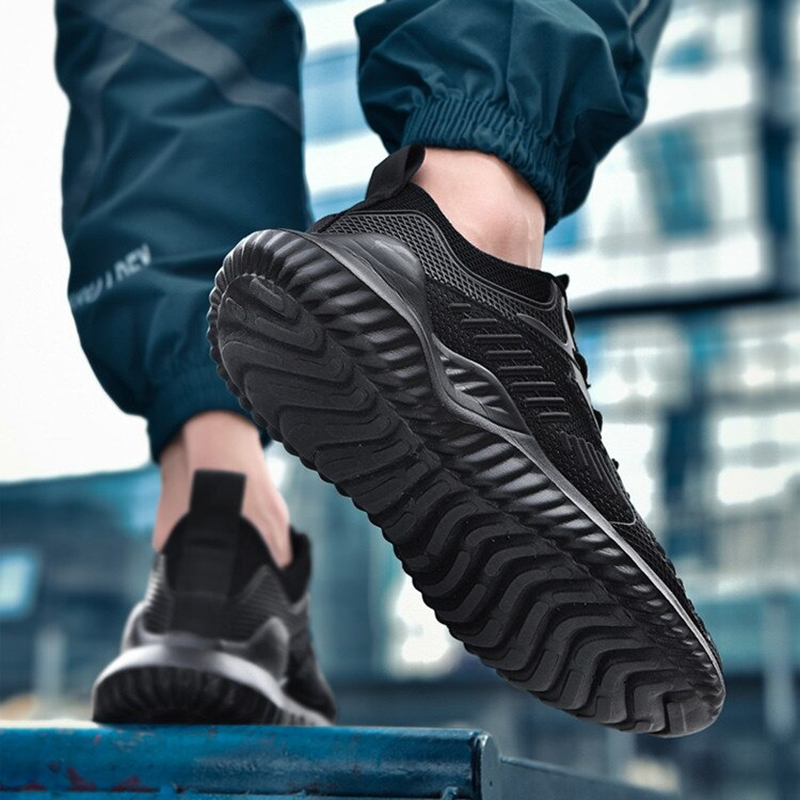 Stylish black mesh sneakers showcasing a flexible sole and breathable design, perfect for casual sports and everyday wear.