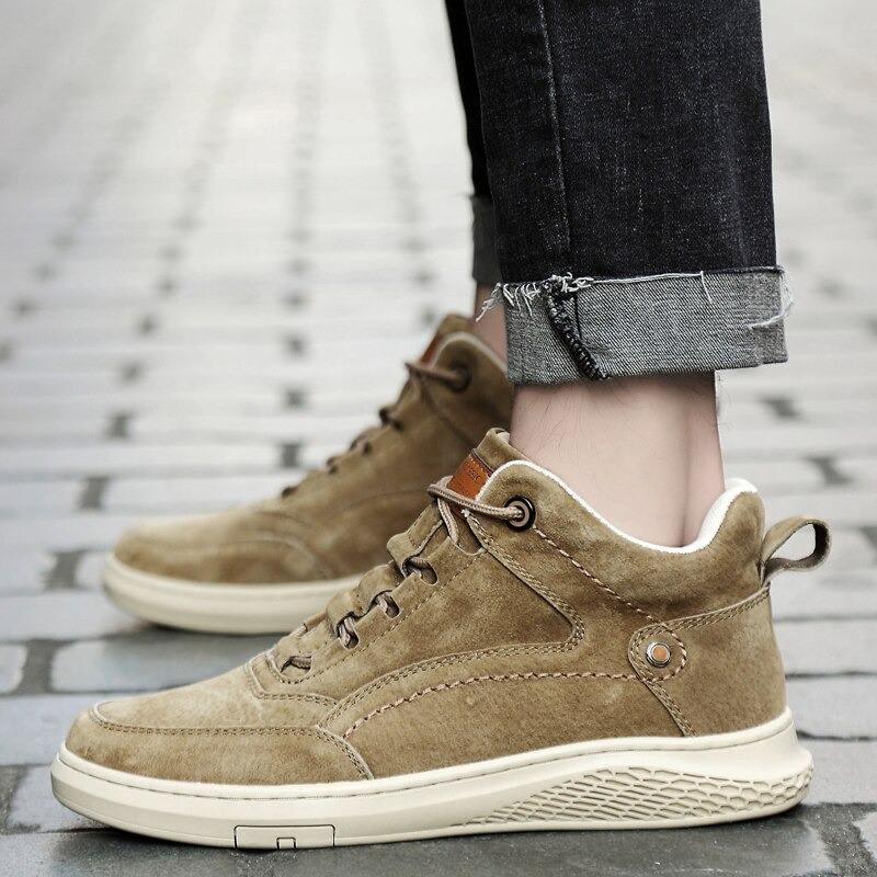 Fashion classic suede boots for men, casual stylish shoes with a comfy rubber sole in a trendy tan color.