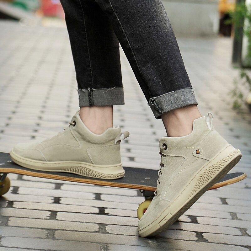 Stylish beige suede boots for men, ideal for casual wear and skateboarding, showcasing a comfortable and trendy design.