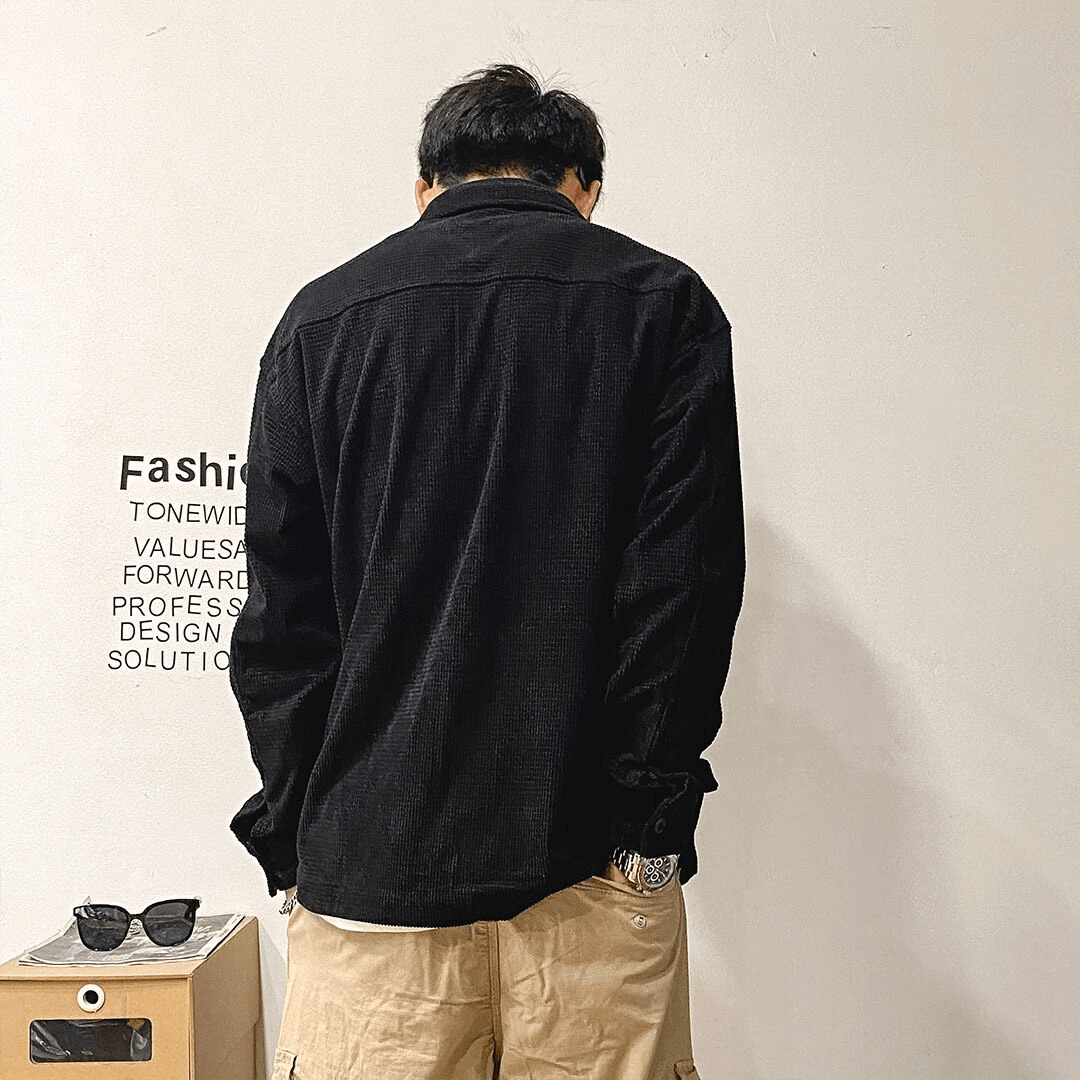 Men's oversized black shirt with two big pockets in alternative style, perfect for casual fashion.