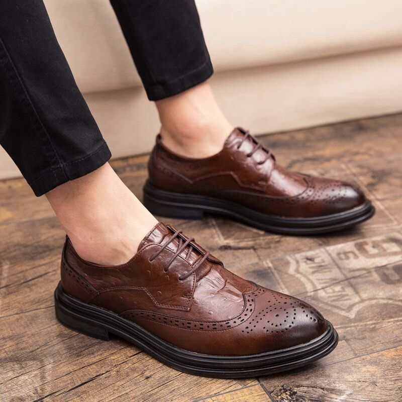 Fashion male genuine leather derby shoes in brown, stylish casual design with lace-up detail.