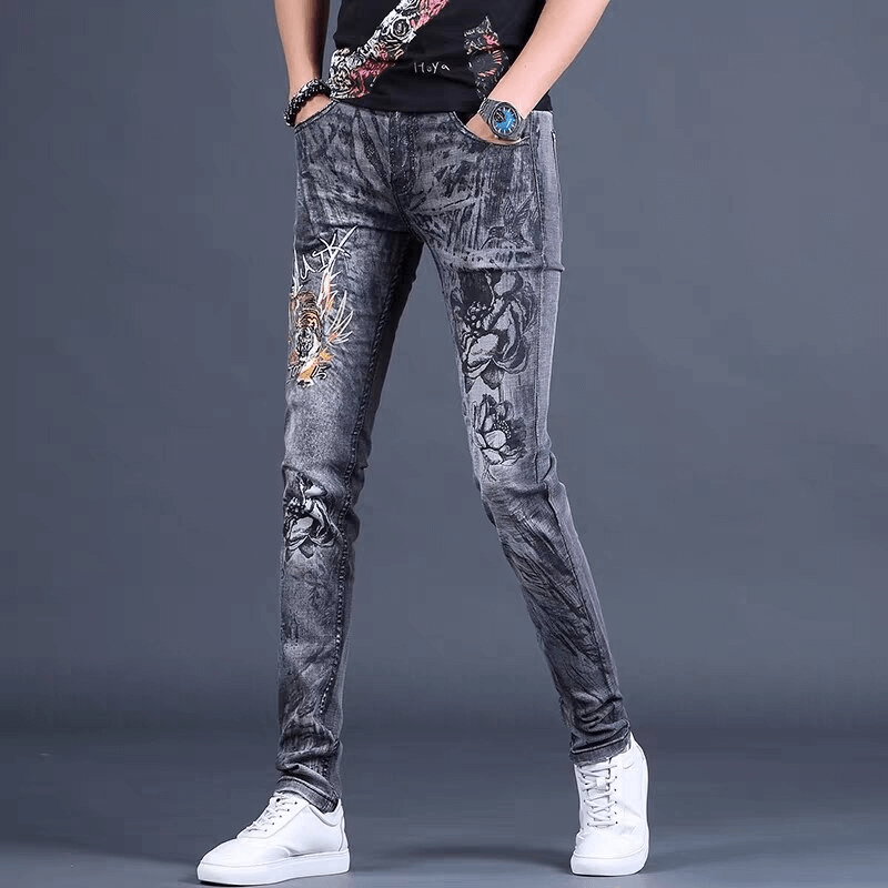 Stylish men's skinny jeans with embroidery details, perfect for casual outfits, featuring a sleek stretch fit.