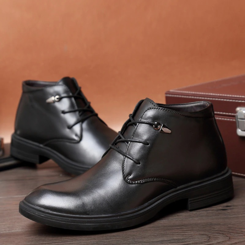 Stylish men's warm genuine leather ankle boots with lace-up design, perfect for casual occasions.