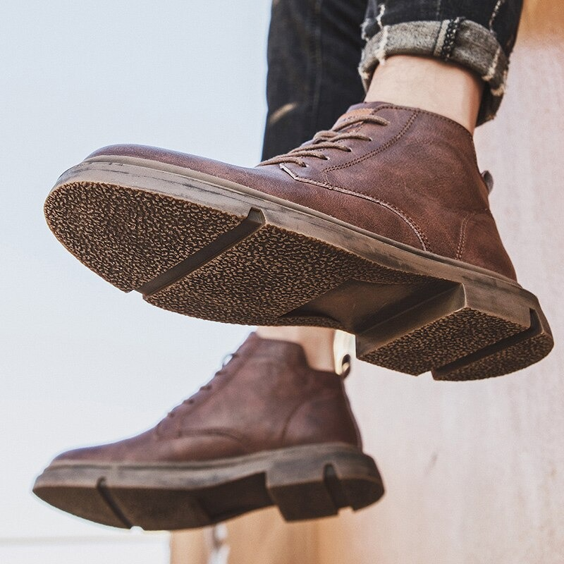 Brown men's ankle leather boots with non-slip rubber sole, perfect for a casual British style look.