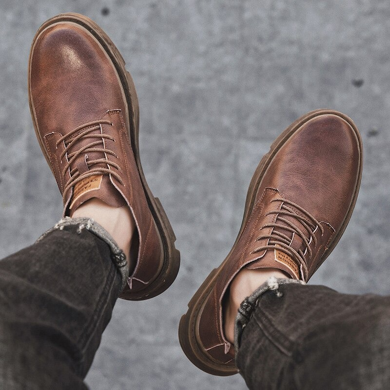 Stylish brown men's ankle leather boots in casual British style, perfect for autumn and spring.