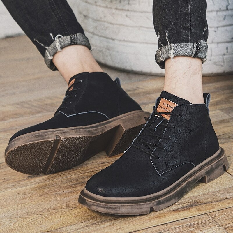 Stylish men's ankle leather boots in casual British style, featuring a non-slip rubber sole and sleek black design.