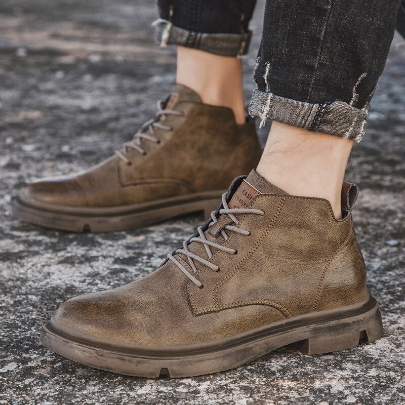 Stylish men's ankle leather boots in casual British style, featuring a non-slip rubber sole for comfort and durability.