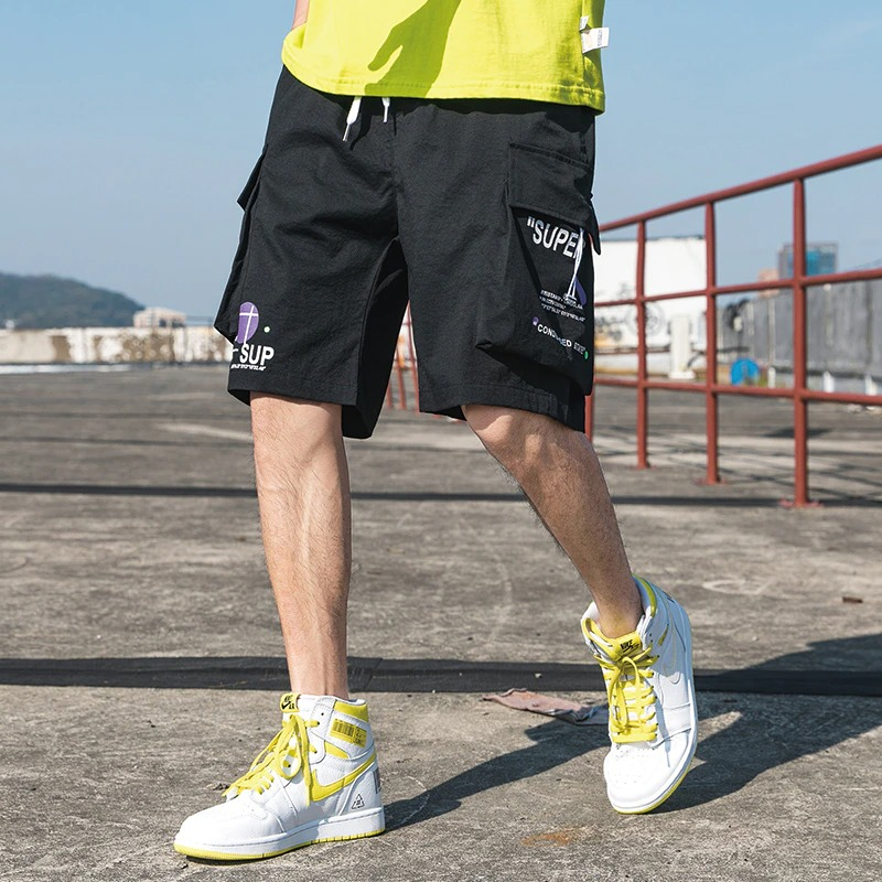 Trendy men's elastic waist shorts with multi-pockets, perfect for casual wear and stylish everyday outfits.