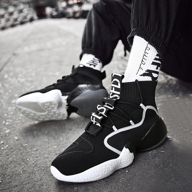 Stylish black lace-up men's sneakers, featuring breathable fabric and a light sole, perfect for casual walking.