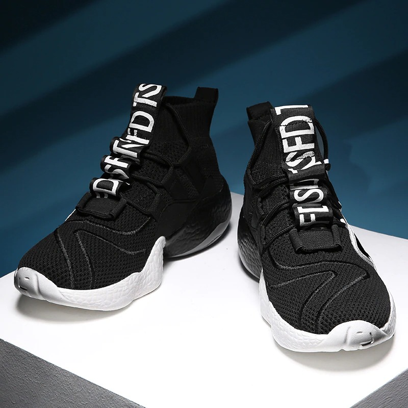Stylish black lace-up men's sneakers with breathable material and light sole, perfect for casual walking.